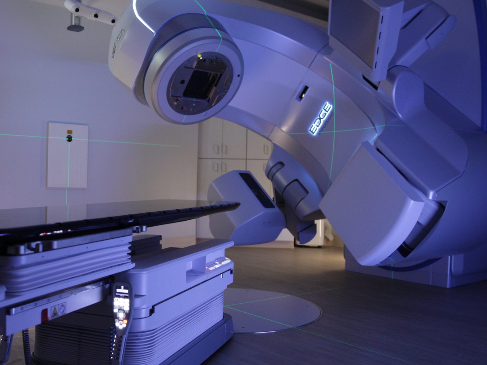 Gantry and treatment couch of the Varian Edge linear accelerator